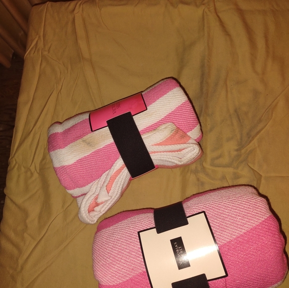 BUNDLE DEAL!!! Victorias Secret Limited Edition 2015 & 2017 Beach Blankets - Picture 10 of 14